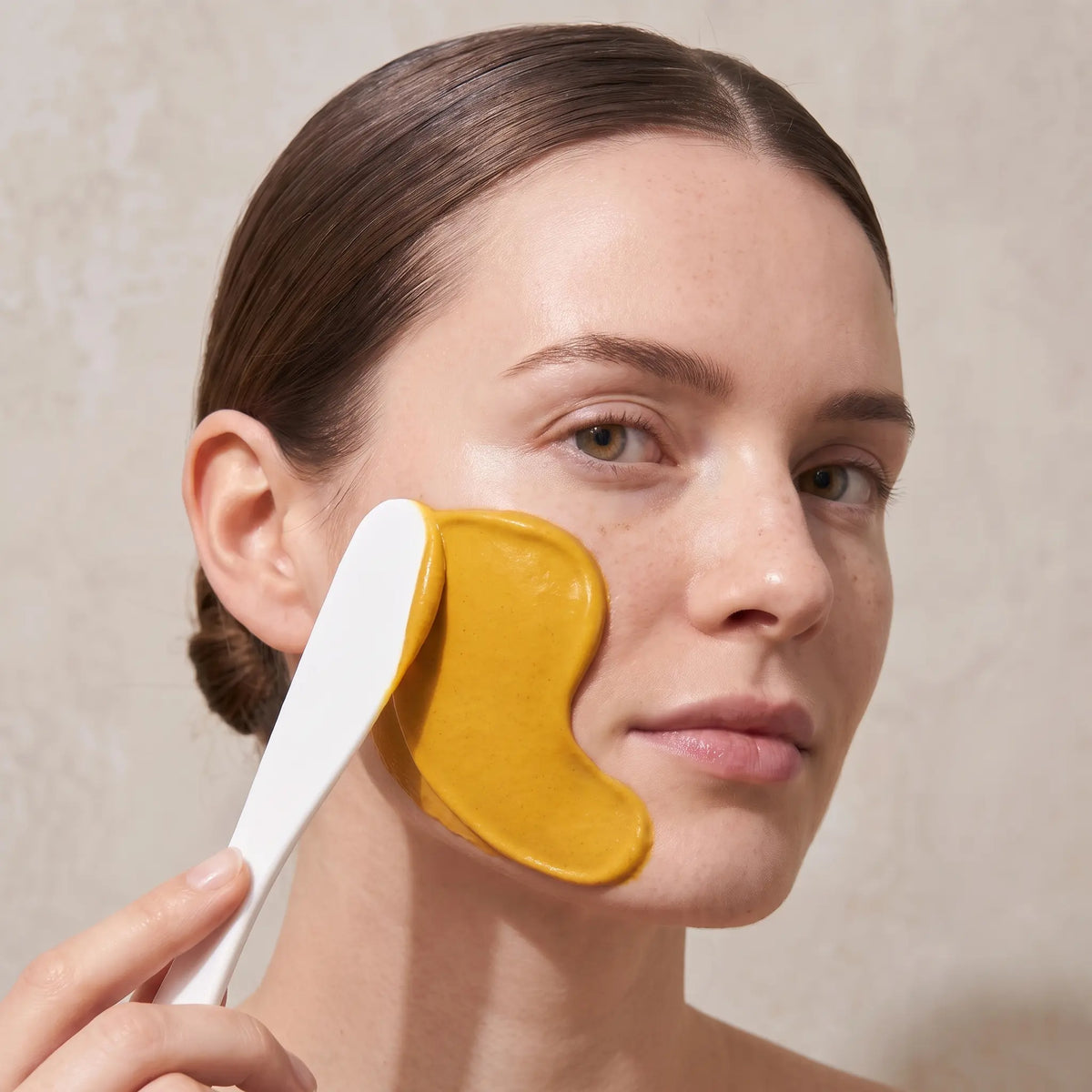 Applying a thick layer of the mask with a spatula